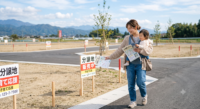 笠間市でマイホームを建てるなら、どの学区が子育てしやすい？圧倒的な人気を誇る「友部エリア」の小学校事情から、落ち着いた環境の笠間エリアまで、不動産のプロが地域の特徴を徹底解説！さらに「学区限定」の土地探しで陥りがちな予算オーバーの罠と、競争率の高いエリアで未公開物件を勝ち取る成功の秘訣をご紹介します。
